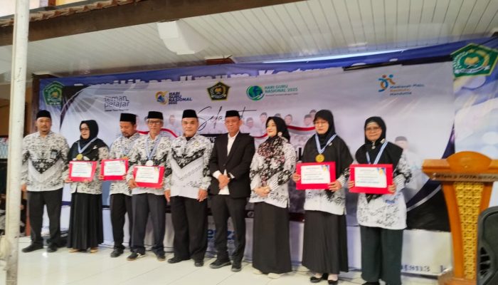 Guru Hebat, Indonesia Kuat: MTSN 3 Kota Bekasi Peringati Hari Guru Nasional