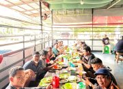 Di Antara Asap Ikan Bakar, Biro Haluan Lampung Grup Menutup Tahun dengan Kebersamaan