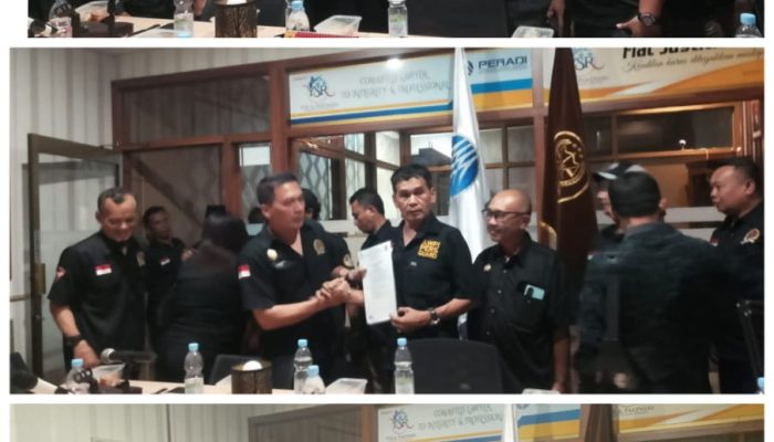 Ketua DPD AWPI Jatim Serahkan Tiga SK DPC