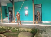 Menyambut Bulan Suci Ramadhan Camat Kasui dan Jajaran Staf Lakukan Kegiatan Gotong Royong Bersih-Bersih Area Perkantoran Kecamatan Kasui