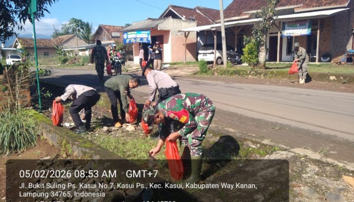 Polsek Kasui Bersama Uspika dan Warga Gelar Aksi Bersih-Bersih di Jalan H. Ibrahim
