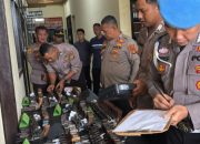 Bidpropam Polda Lampung Bersama Biro Logistik Polda Lampung Melakukan Pemeriksaan Senjata Api (Senpi) Organik Milik Personel Polres Way Kanan