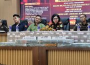 Kasus Judi Online Metro : Kejari Sita Rp 5,4 Miliar dan Valuta Asing, Barang Bukti Dimusnahkan   METRO – Kejaksaan Negeri Metro memusnahkan barang bukti dari perkara tindak pidana perjudian online dan pencucian uang yang telah berkekuatan hukum tetap, Kamis (7/5/2026).  Dalam perkara tersebut, negara menyita uang hasil tindak pidana dengan total lebih dari Rp5,4 miliar. Selain itu, turut disita valuta asing berupa 25.000 dolar Amerika Serikat dan 20.000 dolar Singapura.  Barang bukti tersebut berasal dari perkara atas nama terdakwa Kelvin Wijaya alias Kevin.  Berdasarkan putusan pengadilan, terdakwa dinyatakan bersalah karena turut serta mendistribusikan konten perjudian elektronik, serta melakukan tindak pidana pencucian uang untuk menyamarkan asal-usul harta kekayaan.  Kejaksaan Negeri Metro menyatakan, uang hasil kejahatan tersebut akan disetorkan ke kas negara sesuai dengan ketentuan yang berlaku.  Selain uang, sejumlah barang bukti lain juga dimusnahkan, di antaranya puluhan unit telepon genggam, kartu ATM, kartu SIM, perangkat komputer, serta peralatan elektronik yang digunakan dalam operasional kejahatan.  Tak hanya itu, aparat turut menyita aset berupa dua unit kendaraan roda empat, yakni BMW X5 dan Nissan Grand Livina, serta uang tunai dalam jumlah ratusan juta rupiah.  Sejumlah rekening bank dan dana dari berbagai merchant yang terafiliasi dengan aktivitas ilegal tersebut juga turut disita untuk negara.  Kejaksaan Negeri Metro menegaskan komitmennya dalam memberantas kejahatan siber, khususnya praktik judi online dan tindak pidana pencucian uang yang dinilai merugikan masyarakat dan negara.(Rusia)