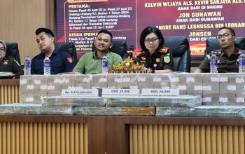 Kasus Judi Online Metro : Kejari Sita Rp 5,4 Miliar dan Valuta Asing, Barang Bukti Dimusnahkan   METRO – Kejaksaan Negeri Metro memusnahkan barang bukti dari perkara tindak pidana perjudian online dan pencucian uang yang telah berkekuatan hukum tetap, Kamis (7/5/2026).  Dalam perkara tersebut, negara menyita uang hasil tindak pidana dengan total lebih dari Rp5,4 miliar. Selain itu, turut disita valuta asing berupa 25.000 dolar Amerika Serikat dan 20.000 dolar Singapura.  Barang bukti tersebut berasal dari perkara atas nama terdakwa Kelvin Wijaya alias Kevin.  Berdasarkan putusan pengadilan, terdakwa dinyatakan bersalah karena turut serta mendistribusikan konten perjudian elektronik, serta melakukan tindak pidana pencucian uang untuk menyamarkan asal-usul harta kekayaan.  Kejaksaan Negeri Metro menyatakan, uang hasil kejahatan tersebut akan disetorkan ke kas negara sesuai dengan ketentuan yang berlaku.  Selain uang, sejumlah barang bukti lain juga dimusnahkan, di antaranya puluhan unit telepon genggam, kartu ATM, kartu SIM, perangkat komputer, serta peralatan elektronik yang digunakan dalam operasional kejahatan.  Tak hanya itu, aparat turut menyita aset berupa dua unit kendaraan roda empat, yakni BMW X5 dan Nissan Grand Livina, serta uang tunai dalam jumlah ratusan juta rupiah.  Sejumlah rekening bank dan dana dari berbagai merchant yang terafiliasi dengan aktivitas ilegal tersebut juga turut disita untuk negara.  Kejaksaan Negeri Metro menegaskan komitmennya dalam memberantas kejahatan siber, khususnya praktik judi online dan tindak pidana pencucian uang yang dinilai merugikan masyarakat dan negara.(Rusia)