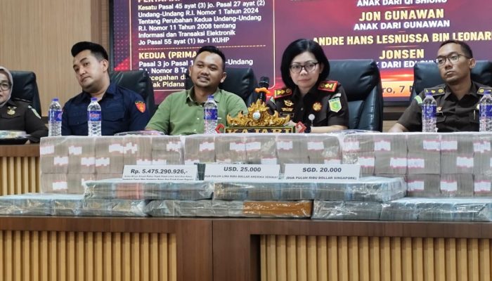 Kasus Judi Online Metro : Kejari Sita Rp 5,4 Miliar dan Valuta Asing, Barang Bukti Dimusnahkan   METRO – Kejaksaan Negeri Metro memusnahkan barang bukti dari perkara tindak pidana perjudian online dan pencucian uang yang telah berkekuatan hukum tetap, Kamis (7/5/2026).  Dalam perkara tersebut, negara menyita uang hasil tindak pidana dengan total lebih dari Rp5,4 miliar. Selain itu, turut disita valuta asing berupa 25.000 dolar Amerika Serikat dan 20.000 dolar Singapura.  Barang bukti tersebut berasal dari perkara atas nama terdakwa Kelvin Wijaya alias Kevin.  Berdasarkan putusan pengadilan, terdakwa dinyatakan bersalah karena turut serta mendistribusikan konten perjudian elektronik, serta melakukan tindak pidana pencucian uang untuk menyamarkan asal-usul harta kekayaan.  Kejaksaan Negeri Metro menyatakan, uang hasil kejahatan tersebut akan disetorkan ke kas negara sesuai dengan ketentuan yang berlaku.  Selain uang, sejumlah barang bukti lain juga dimusnahkan, di antaranya puluhan unit telepon genggam, kartu ATM, kartu SIM, perangkat komputer, serta peralatan elektronik yang digunakan dalam operasional kejahatan.  Tak hanya itu, aparat turut menyita aset berupa dua unit kendaraan roda empat, yakni BMW X5 dan Nissan Grand Livina, serta uang tunai dalam jumlah ratusan juta rupiah.  Sejumlah rekening bank dan dana dari berbagai merchant yang terafiliasi dengan aktivitas ilegal tersebut juga turut disita untuk negara.  Kejaksaan Negeri Metro menegaskan komitmennya dalam memberantas kejahatan siber, khususnya praktik judi online dan tindak pidana pencucian uang yang dinilai merugikan masyarakat dan negara.(Rusia)