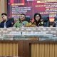 Kasus Judi Online Metro : Kejari Sita Rp 5,4 Miliar dan Valuta Asing, Barang Bukti Dimusnahkan   METRO – Kejaksaan Negeri Metro memusnahkan barang bukti dari perkara tindak pidana perjudian online dan pencucian uang yang telah berkekuatan hukum tetap, Kamis (7/5/2026).  Dalam perkara tersebut, negara menyita uang hasil tindak pidana dengan total lebih dari Rp5,4 miliar. Selain itu, turut disita valuta asing berupa 25.000 dolar Amerika Serikat dan 20.000 dolar Singapura.  Barang bukti tersebut berasal dari perkara atas nama terdakwa Kelvin Wijaya alias Kevin.  Berdasarkan putusan pengadilan, terdakwa dinyatakan bersalah karena turut serta mendistribusikan konten perjudian elektronik, serta melakukan tindak pidana pencucian uang untuk menyamarkan asal-usul harta kekayaan.  Kejaksaan Negeri Metro menyatakan, uang hasil kejahatan tersebut akan disetorkan ke kas negara sesuai dengan ketentuan yang berlaku.  Selain uang, sejumlah barang bukti lain juga dimusnahkan, di antaranya puluhan unit telepon genggam, kartu ATM, kartu SIM, perangkat komputer, serta peralatan elektronik yang digunakan dalam operasional kejahatan.  Tak hanya itu, aparat turut menyita aset berupa dua unit kendaraan roda empat, yakni BMW X5 dan Nissan Grand Livina, serta uang tunai dalam jumlah ratusan juta rupiah.  Sejumlah rekening bank dan dana dari berbagai merchant yang terafiliasi dengan aktivitas ilegal tersebut juga turut disita untuk negara.  Kejaksaan Negeri Metro menegaskan komitmennya dalam memberantas kejahatan siber, khususnya praktik judi online dan tindak pidana pencucian uang yang dinilai merugikan masyarakat dan negara.(Rusia)
