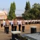 Polres Way Kanan Polda Lampung menggelar upacara pemberian penghargaan kepada tiga Polsek jajaran yang berhasil meraih capaian pengungkapan kasus terbanyak selama pelaksanaan Operasi Sikat Krakatau Tahun 2026.
